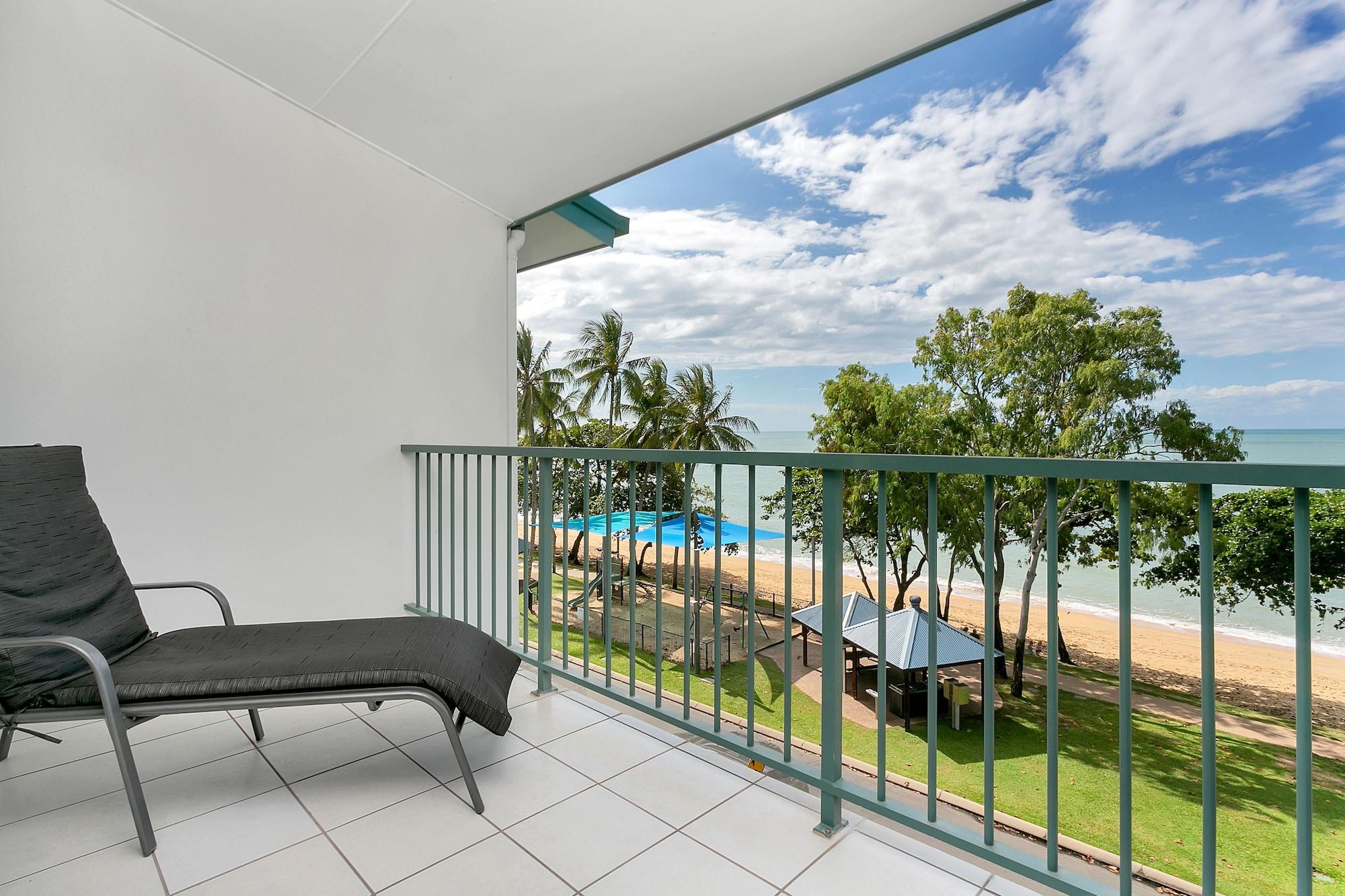 Beachfront Apartments On Trinity Beach Exteriör bild