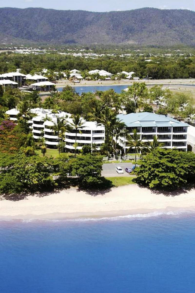 Beachfront Apartments On Trinity Beach Exteriör bild